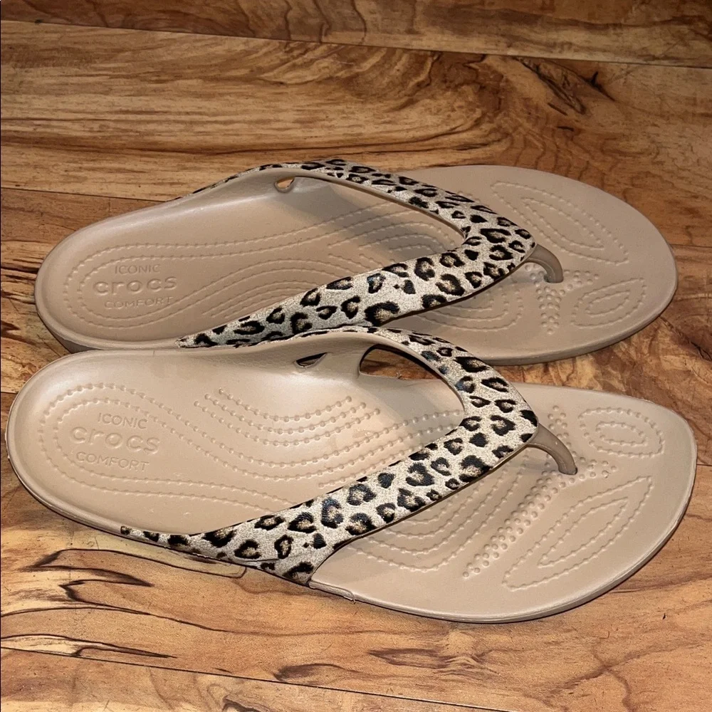 CROCS Iconic Comfort Women's Size 7 Beige Flip Flop Sandals Leopard Print Straps